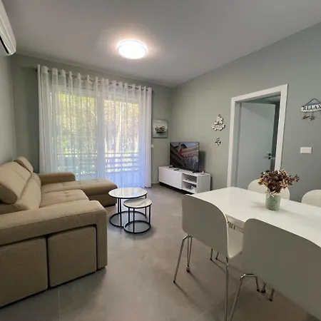 Sea Breeze Apartment, Qerret Апартаменты Голем