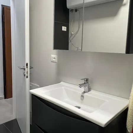 Апартаменты Sea Breeze Apartment, Qerret Голем