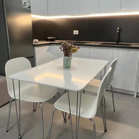 Lejlighed Sea Breeze Apartment, Qerret *